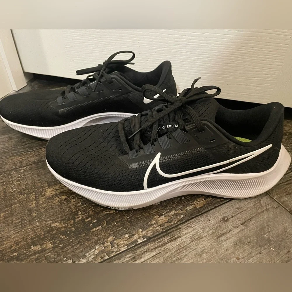 Nike Black and White Running Shoes Like New!